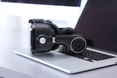 Bilgisayarlı sanal gerçeklik gözlükleri. İş. 3D teknoloji