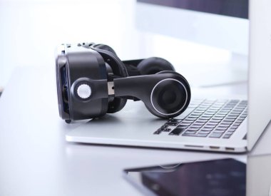 Bilgisayarlı sanal gerçeklik gözlükleri. İş. 3D teknoloji