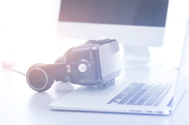 Bilgisayarlı sanal gerçeklik gözlükleri. İş. 3D teknoloji