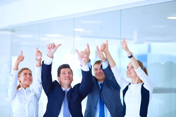 快乐的商业团队在办公室里竖起大拇指。快乐商务团队 — 图库照片