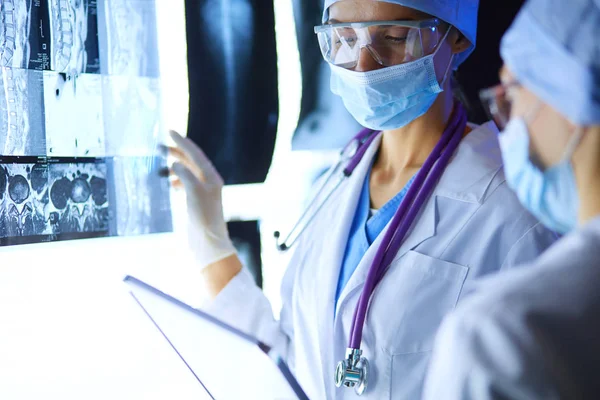 Dos mujeres médicas que miran rayos X en un hospital. — Foto de Stock