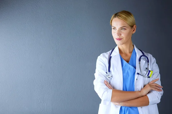 Portrait of young woman doctor with white coat standing in hospital. — Stock Photo, Image