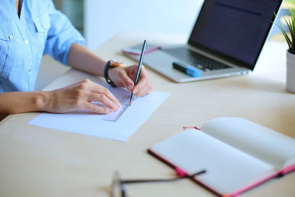 Giovane donna seduta al tavolo dell'ufficio con computer portatile. Giovane donna. Portatile — Foto Stock