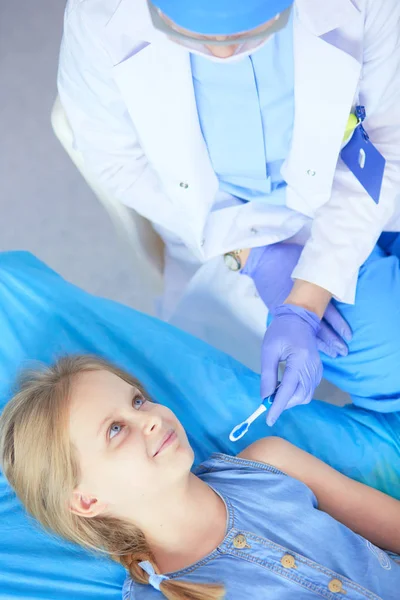 Niña sentada en el consultorio de dentistas. — Foto de Stock