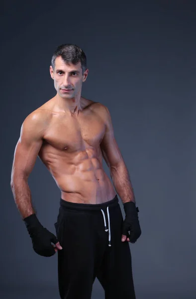 Portrét z ruky obtékání napůl nahé boxer. — Stock fotografie