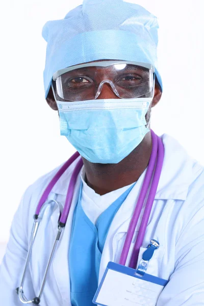 Porträtt av en läkare klädd i mask och uniform. isolerad på vit bakgrund. Läkare. — Stockfoto
