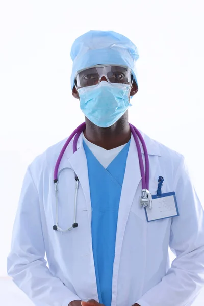 Retrato de un médico con máscara y uniforme. aislado sobre fondo blanco. Doctor.. — Foto de Stock