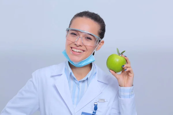 Dentista médico mulher segurar maçã fresca verde na mão e escova de dentes. Médicos dentistas. Mulheres médicas — Fotografia de Stock