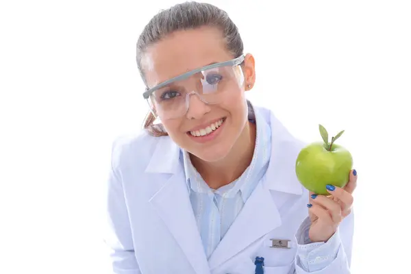 牙科医生的女医生手里拿着绿色新鲜苹果和牙刷。牙科医生。女医生 — 图库照片