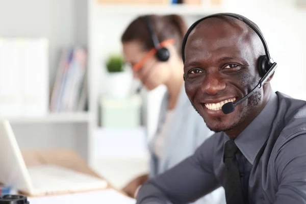 Portret van een Afro-Amerikaanse jonge zakenman met headset. — Stockfoto
