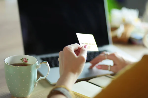 Junge Frau mit Kreditkarte und Laptop. Online-Shopping-Konzept — Stockfoto