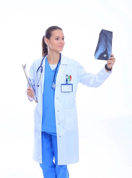 Doctora joven mirando la radiografía aislada sobre fondo blanco. Mujer doctora —  Fotos de Stock