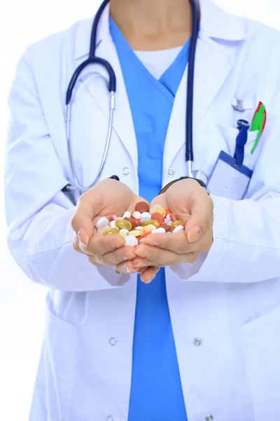 De dokter houdt een hoop drugs in een hand. Vrouwelijke dokter — Stockfoto