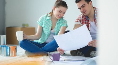 Genç katta oturan ve onlar hakkında tasarruf hesaplama çift. Genç Çift