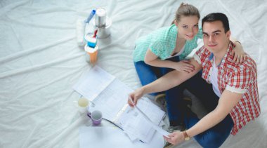 Genç katta oturan ve onlar hakkında tasarruf hesaplama çift. Genç Çift