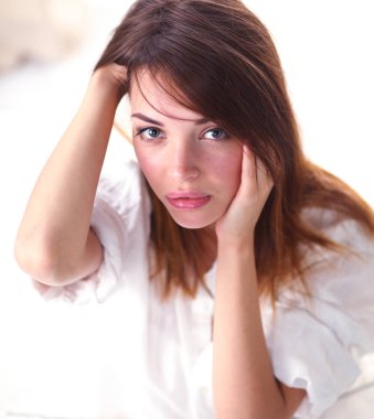 güzel bir genç kadın yüzü portresi. Beyaz arka plan üzerinde izole.