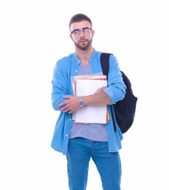 Beyaz arka plan üzerinde izole kitap tutan bir okul çantası ile bir erkek öğrenci. Eğitim olanakları. Üniversite öğrencisi.
