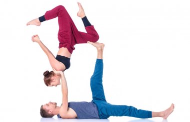 Genç atletik çift pratik acroyoga. Çiftinde Dengeleme