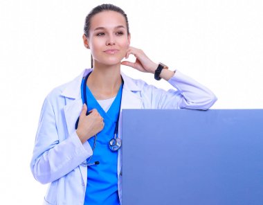 Boş reklam panosu olan bir kadın doktor. Kadın doktor