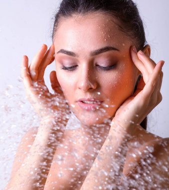 Genç beautyful kadın banyoda duş altında.