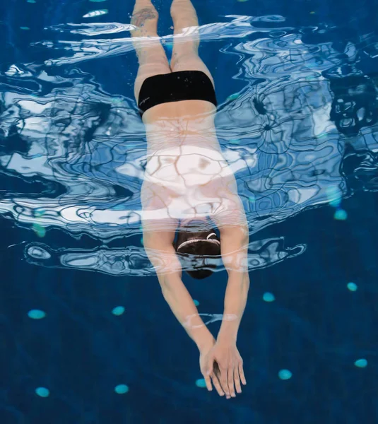 Male swimmer at the swimming pool. Underwater photo. Male swimmer. — Stock Photo, Image