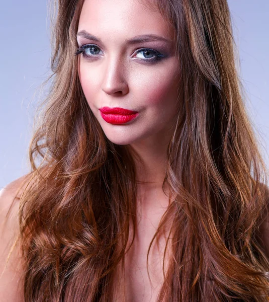 Retrato de bela jovem. Isolado em fundo branco. Mulher bonita — Fotografia de Stock