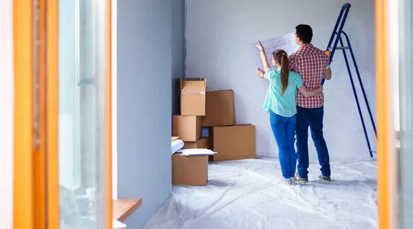 Portrait of young couple moving in new home. Young couple — Stock Photo, Image