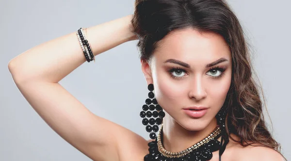 Retrato de hermosa cara de mujer joven. Aislado sobre fondo gris . — Foto de Stock