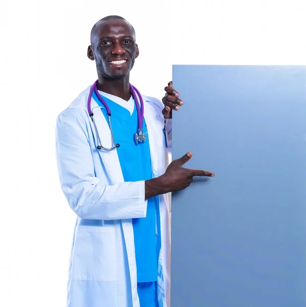 Manlig läkare som håller i tomma plakat. Doktorn. Anslagstavla — Stockfoto