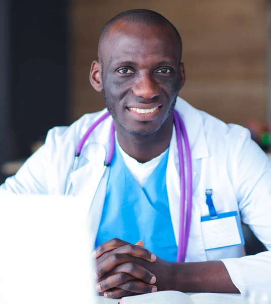 Masada dizüstü bilgisayarla çalışan genç bir Afrikalı doktor. Doktor bey. İşyeri — Stok fotoğraf