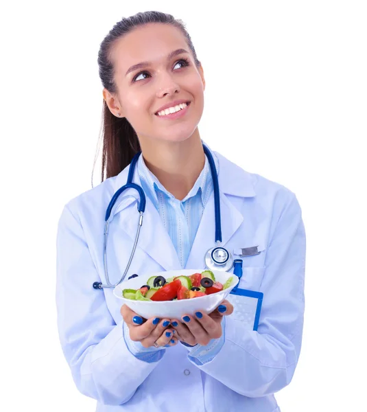 Retrato de uma mulher bonita médico segurando um prato com legumes frescos. Mulheres médicas. — Fotografia de Stock