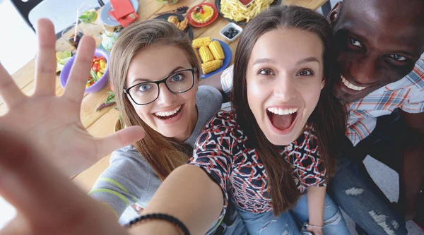 Groupe de personnes faisant du selfie pendant le déjeuner. Moi. Mes amis. Des amis sont photographiés pour manger — Photo