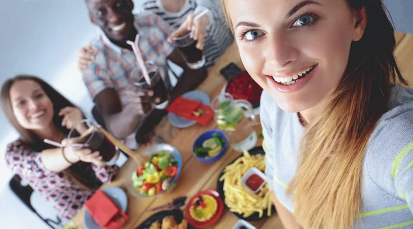 Gruppe von Menschen beim Selfie während des Mittagessens. Selbst. Freunde. Freunde werden zum Essen fotografiert — Stockfoto