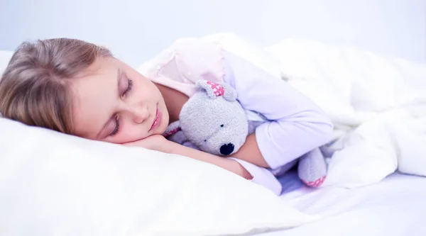 儿童小女孩睡在床上有一只玩具泰迪熊 — 图库照片