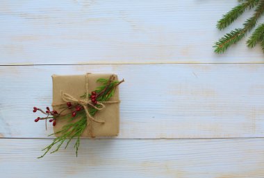 Sağlıklı yiyecek, sebze ve meyvelerle dolu açık buzdolabının yanında duran kadın portresi. Kadın portresi