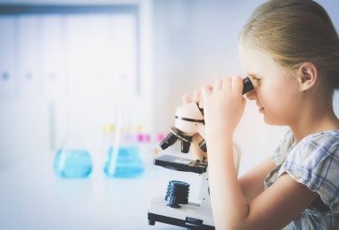 Sağlıklı yiyecek, sebze ve meyvelerle dolu açık buzdolabının yanında duran kadın portresi. Kadın portresi