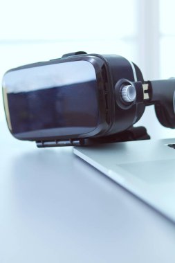 Sağlıklı yiyecek, sebze ve meyvelerle dolu açık buzdolabının yanında duran kadın portresi. Kadın portresi