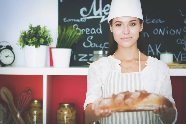 Porträt einer Frau, die neben einem offenen Kühlschrank voller gesunder Lebensmittel, Gemüse und Obst steht. Porträt einer Frau — Stockfoto