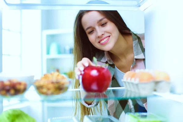 Ritratto di femmina in piedi vicino al frigorifero aperto pieno di cibo sano, verdure e frutta. Ritratto di femmina — Foto Stock