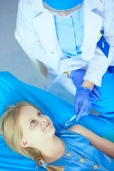 Porträt einer Frau, die neben einem offenen Kühlschrank voller gesunder Lebensmittel, Gemüse und Obst steht. Porträt einer Frau — Stockfoto