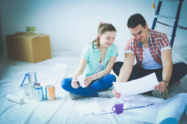 Porträt einer Frau, die neben einem offenen Kühlschrank voller gesunder Lebensmittel, Gemüse und Obst steht. Porträt einer Frau — Stockfoto