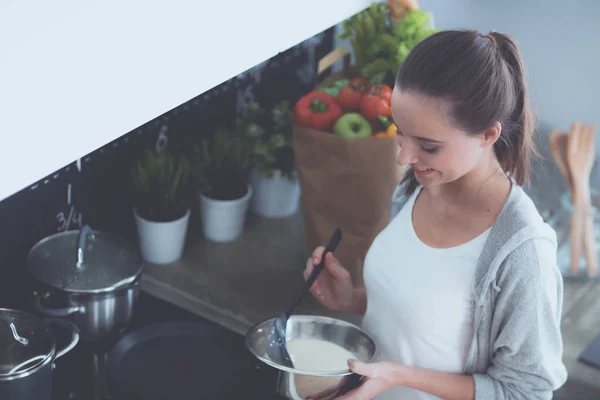 Retrato de una mujer parada cerca de una nevera abierta llena de alimentos saludables, verduras y frutas. Retrato de mujer — Foto de Stock