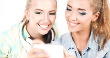 İki genç kadın bir selfie birlikte alarak