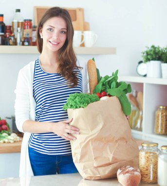 Mutfakta dijital tablet kullanan genç kadın. Kahve içme ve dijital tablet sabah kullanma kadın.