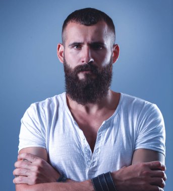 Ayakta, gri arka plan üzerinde izole yakışıklı adam portresi