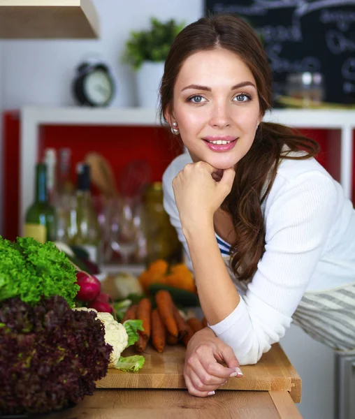Mutfakta dijital tablet kullanan genç kadın. Kahve içme ve dijital tablet sabah kullanma kadın.