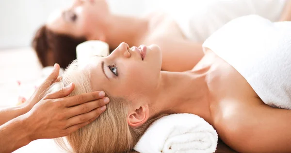 Dwie piękne kobiety robią sobie masaż w spa — Zdjęcie stockowe