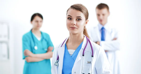 Porträtt av kvinna läkare står med medicinsk stetoskop på sjukhuset — Stockfoto