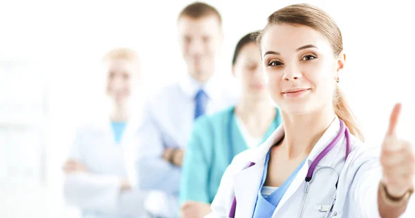 Portrait de femme médecin debout avec stéthoscope médical à l'hôpital — Photo