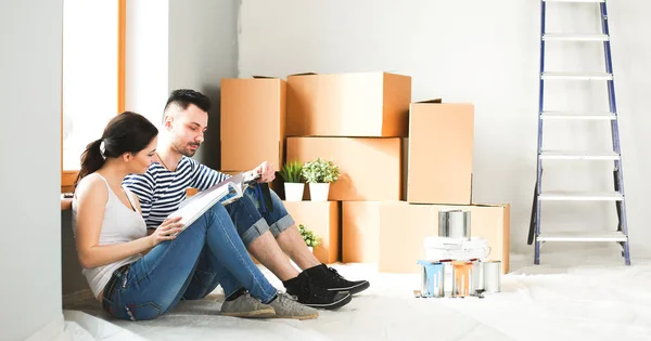 Jovem casal feliz no quarto com caixas móveis em nova casa — Fotografia de Stock
